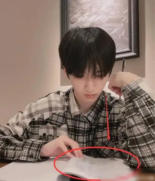 严浩翔晒学习日常,心情不受黄锐内涵影响,分享的歌曲有深意