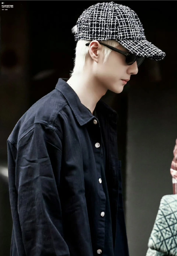 毕竟从2019年开始王一博就摒弃了自己曾经的爱豆妆造,转身投入大爷风