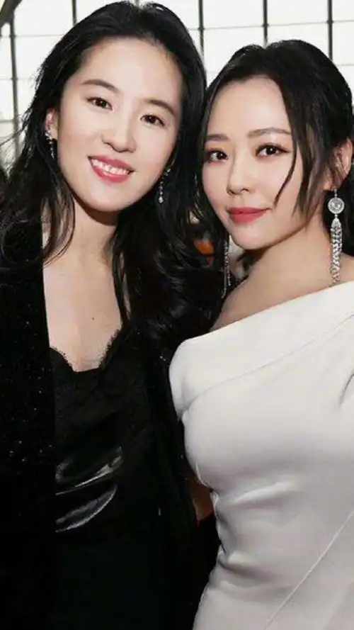 张靓颖晒刘亦菲唱歌视频!嗓音惊艳认不出,被本尊催继续k歌