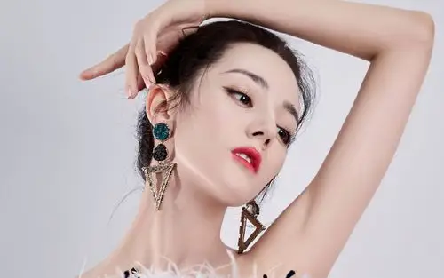 迪丽热巴性感迷人写真桌面壁纸