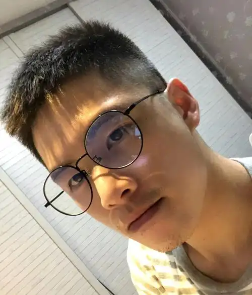 长在了我的审美上, 第二张戴眼镜的照片也太帅了吧