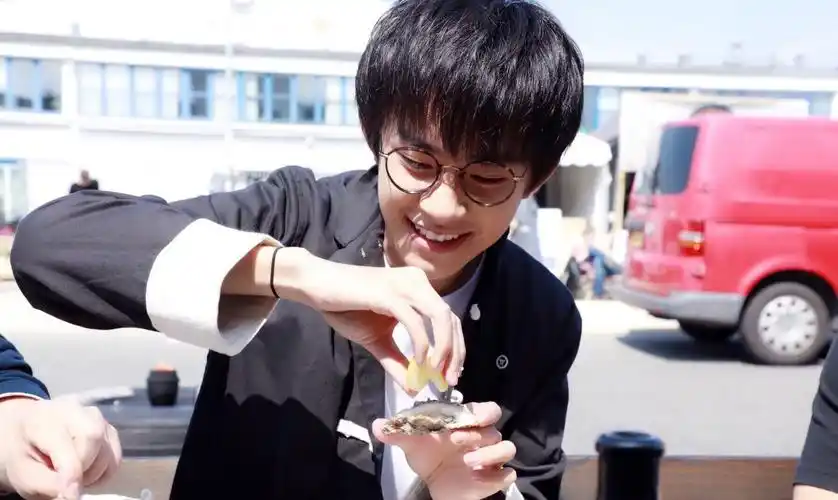 有种"狗不理"叫易烊千玺,跟谁合照都爱答不理,唯独对她"笑嘻嘻"