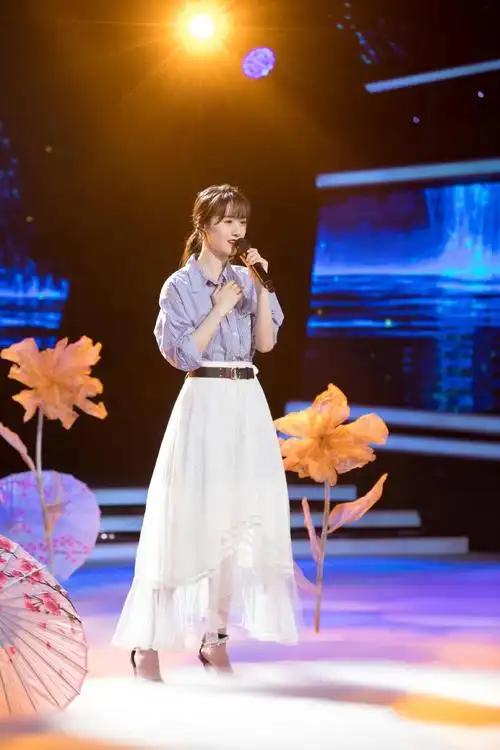 袁冰妍白色纱裙优雅舞台照图片