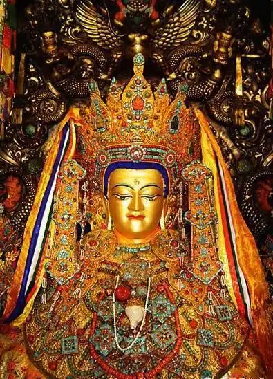 藏传佛教的佛像有三种,寂静尊,寂忿尊,忿怒尊.寂静尊是平静时候的