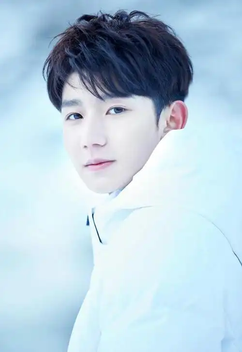 231212 王源冬季写真曝光,温暖如春风融化雪花