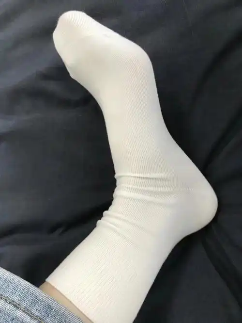 这袜子能劝动一个是一个,真滴好穿,今年夏天真的全都是白袜子质地细腻