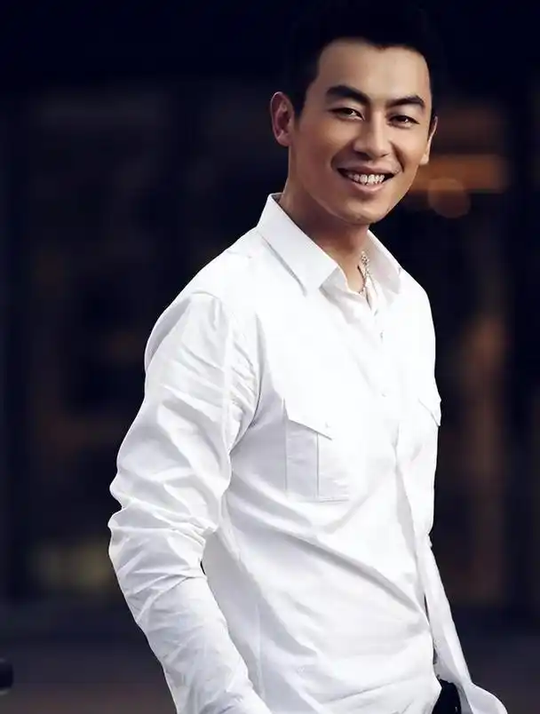 演员朱亚文:错过初恋后,转身娶了沈佳妮,婚后拒绝一切女性