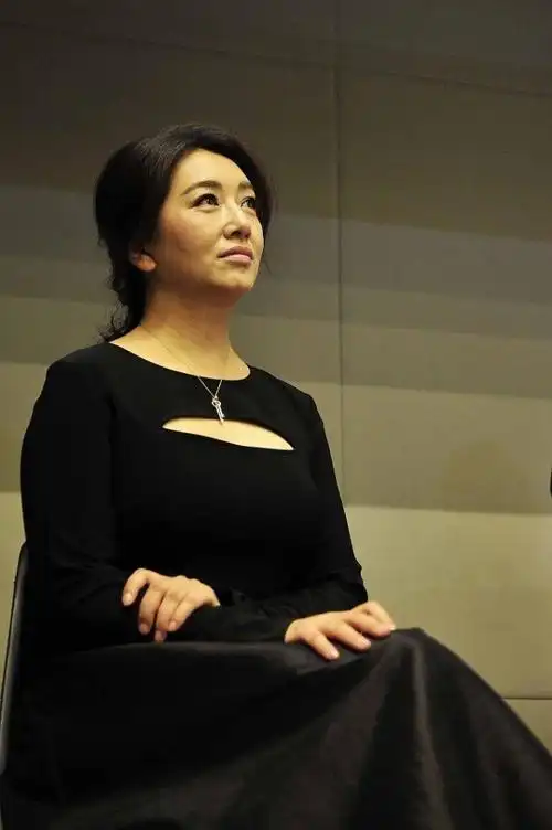 55岁的江珊身材维持得很好,穿v领小黑裙,身材曲线惹人羡