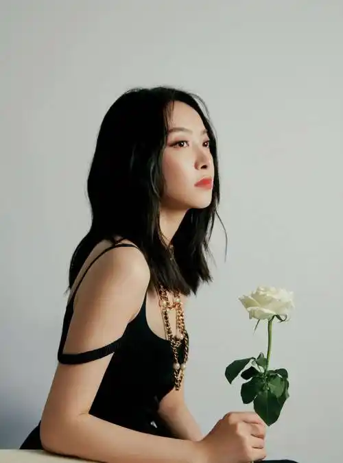 原创宋茜三登芭莎素颜照曝光风格迥异不像一个人手上的美甲抢镜