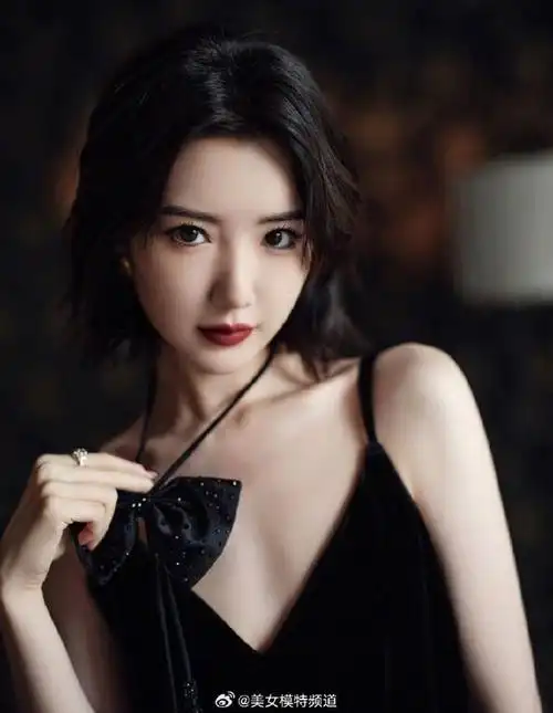 毛晓彤露背工装造型酷飒帅气 胸前挂脖蝴蝶结可爱吸睛