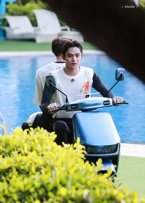 黄旭熙0528 三亚跑男录制路透 (更新中)骑上我心爱的小摩托