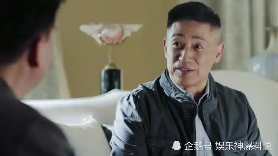 《暴风眼》一向耿直的父亲为了马尚的工作,唯一一次动用了自己的人际