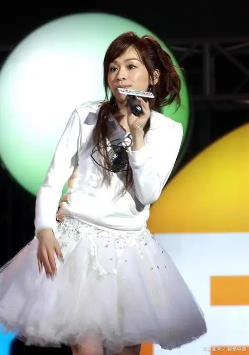 王心凌在微博上晒出了自己与张栋梁的合照,网友:青春出现了