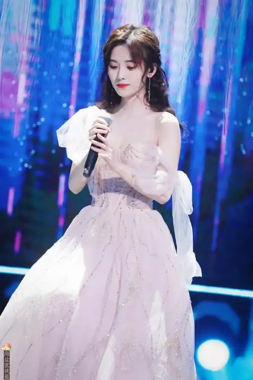 鞠婧祎衣服吊带断了