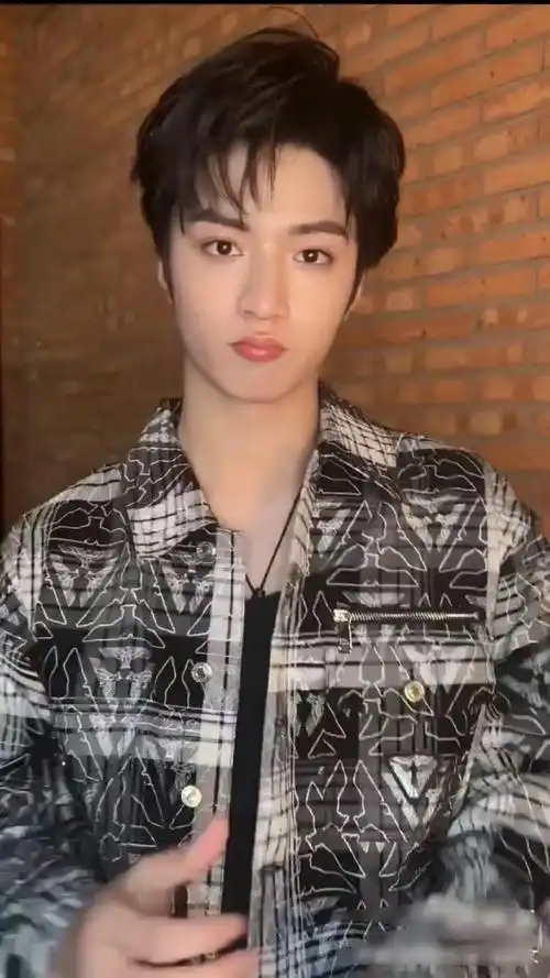 投,百度识图说这是柯震东,哈哈