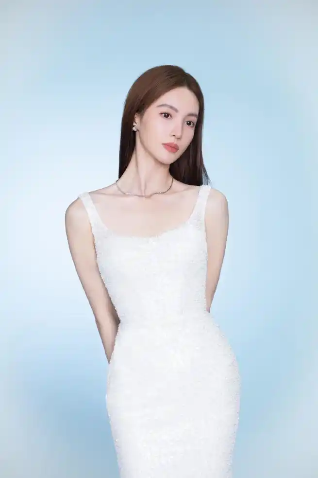 金晨白色长裙仙气十足身材高挑尽显优雅气质