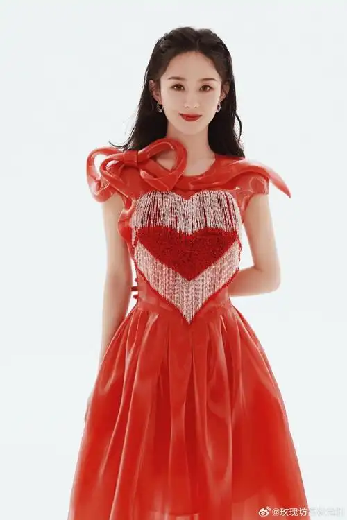 师郭培与金鹰视后#赵丽颖#的绝佳合作,2022虎年央视春晚特别定制礼服