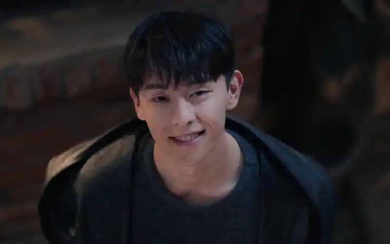 演员邓伦# 在被俯拍的镜头中异常好看,笑容纯净而美好_哔哩哔哩_blii