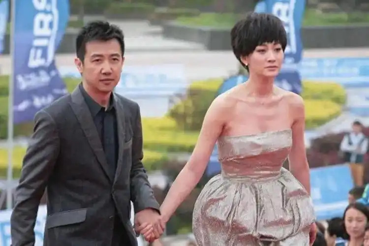 鄢颇当时的妻子是著名的演员梅婷,俩人在一起后好多人骂李小冉当小三