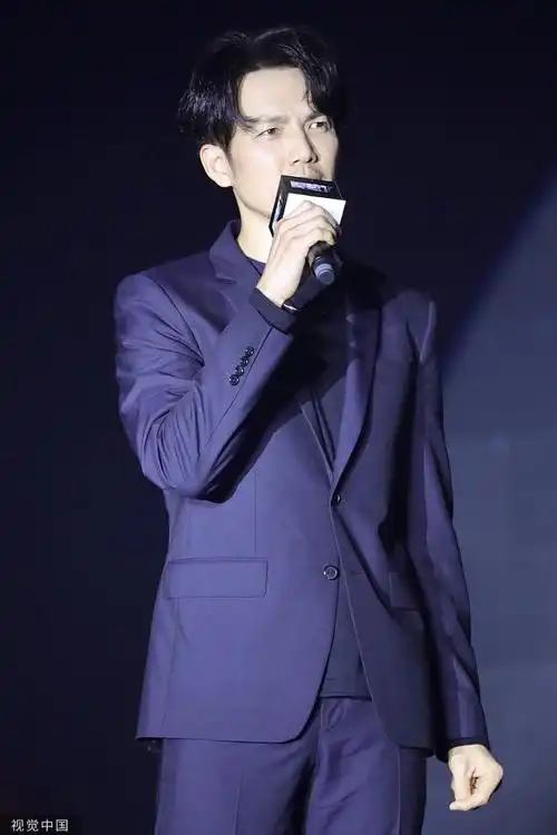 组图:《解放了》上海发布会 钟汉良留胡渣展现熟男魅力_高清图集_新浪