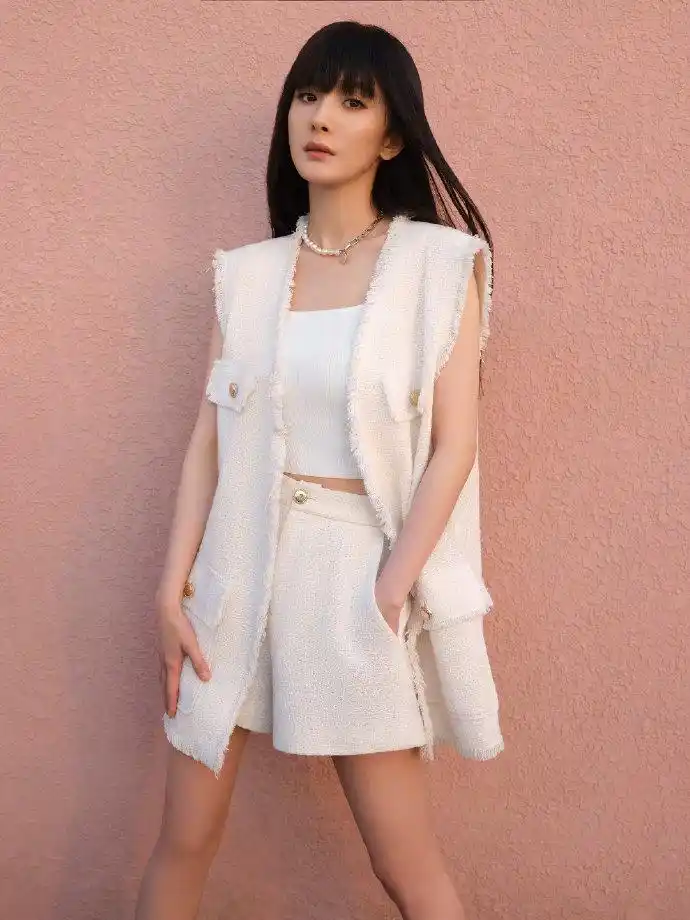 杨幂身穿修身廓形白色套装 以纯粹定格夏日瞬间