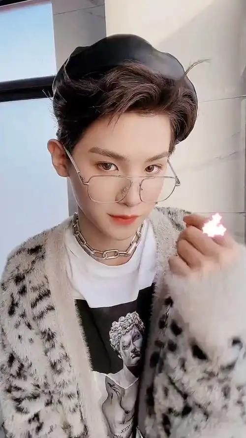 黄明昊花式比心