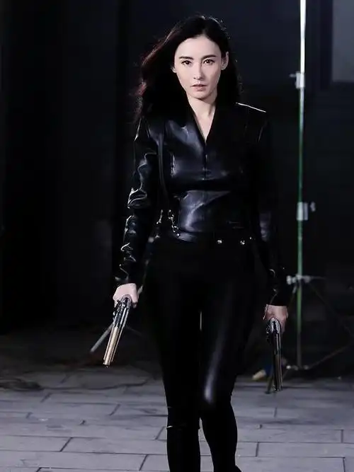 40岁张柏芝仍然魅力十足,一身皮衣皮裤帅气时髦,不见一丝赘肉