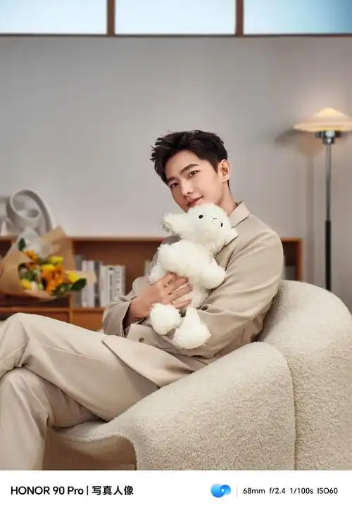 今天也是被#杨洋手机生图#帅到的一天,不仅时尚表现力在线,笑容也超级