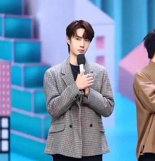 14岁的王一博给韩庚伴舞,长相气质和如今不同,整没整一眼便知