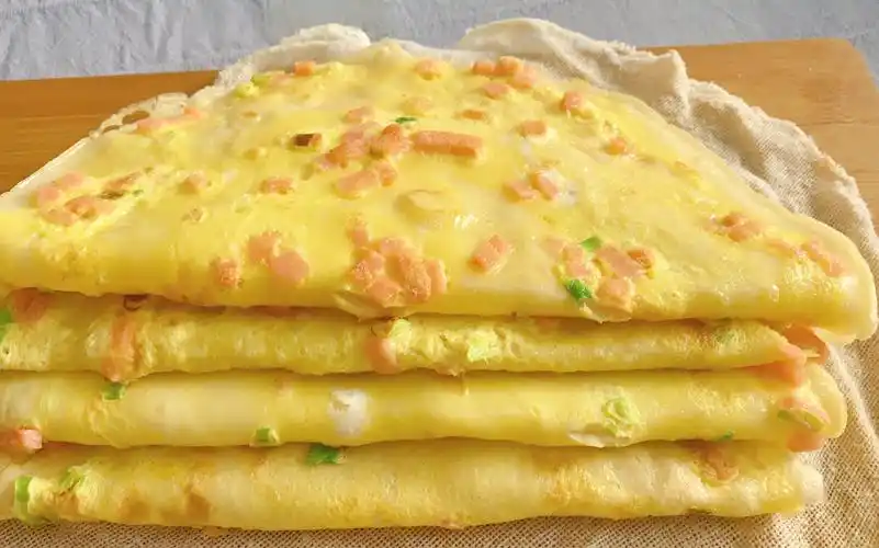 快速早餐鸡蛋饼做法,1分钟一张,香酥可口放凉也不硬.