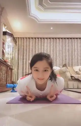 关晓彤宅家运动大长腿抢镜,看到豪宅内景后,网友:太羡慕鹿晗了