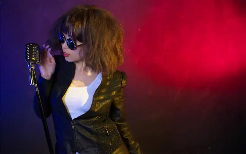 超酷摇滚女孩性感皮衣冷艳写真桌面壁纸