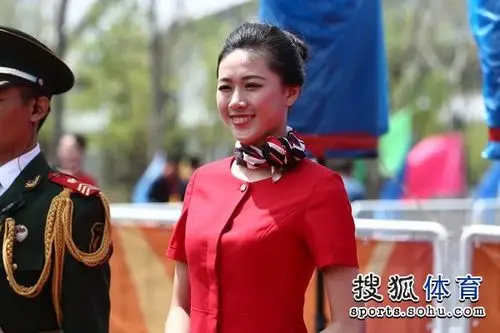 图文:全运竞走颁奖礼仪小姐 一直保持笑容