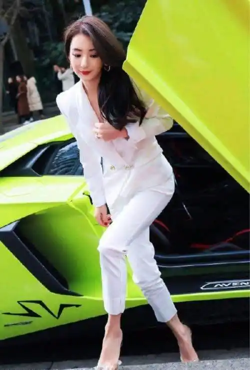 方媛不用刻意打扮,她本人就很漂亮,有一股子少女清纯感!