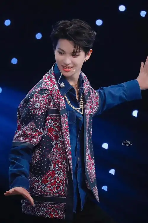 justin分享210429黄明昊金曲青春舞台饭拍图出炉肉嘟嘟的小北鼻想猛吸