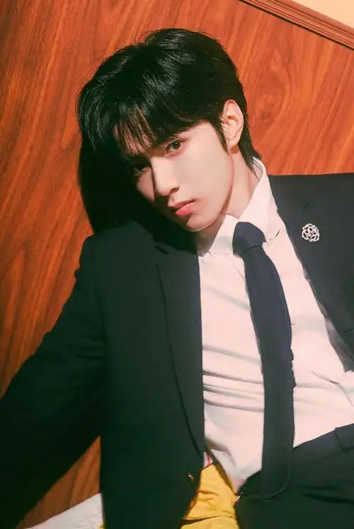 刘耀文上身thom browne西装搭配piaget珠宝亮相#2024中国电影大数据