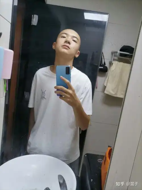 男生长得丑剃光头是什么体验?