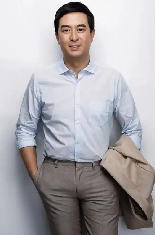 原创张嘉译病情疑加重弓背驼腰让人心疼白发显眼特憔悴