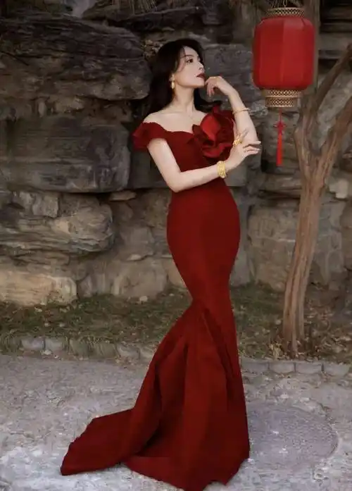 活动的时候,都会选择去尝试那种比较性感的穿搭,而这一次的刘涛选择了