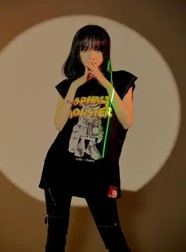 不愧是"奶潇"!程潇拍时尚大片放开了,沙漏身材很吸睛