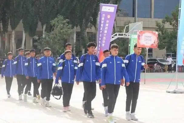 由泽普县各乡镇群众自发参与,由泽普县文工团导演和演员编排的八段锦