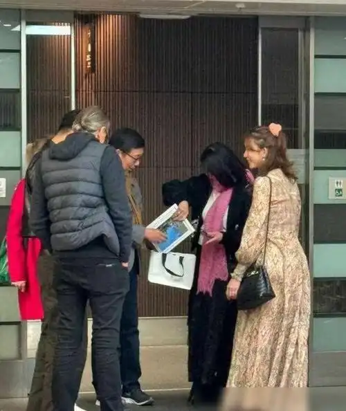 然而,在林志玲的穿搭中,有人指出她的服装风格越来越像日本人,这引发