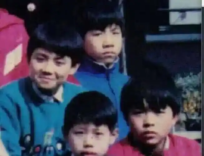 组图:王凯跨界唱歌童年照遭曝光 留娃娃头五官清秀露酒窝_高清图集