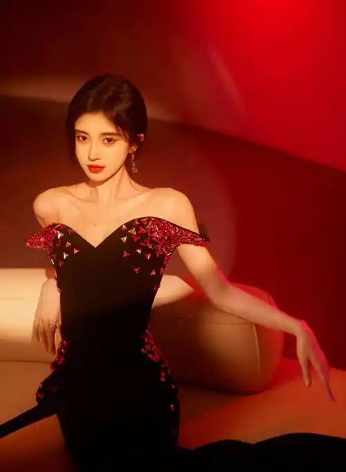 鞠婧祎穿红钻开叉黑裙露事业线!
