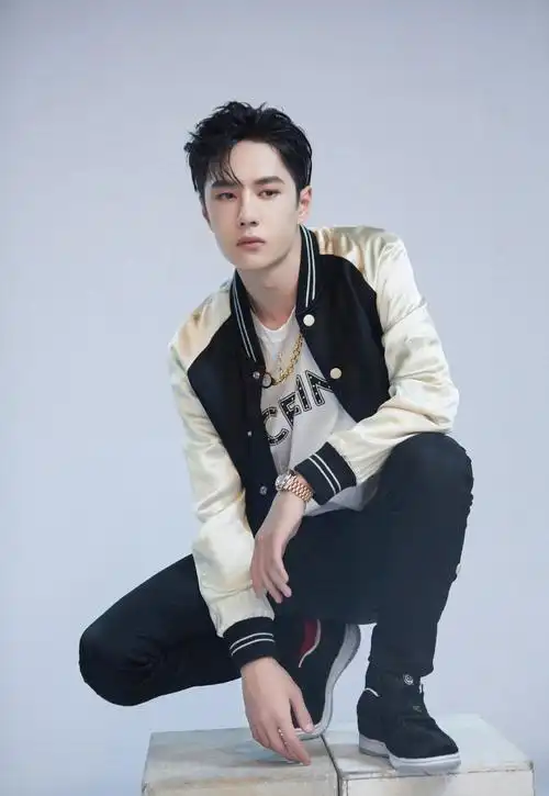 简介:王一博休闲风造型帅写真图片,分享一组王一博图片给大家,图中的