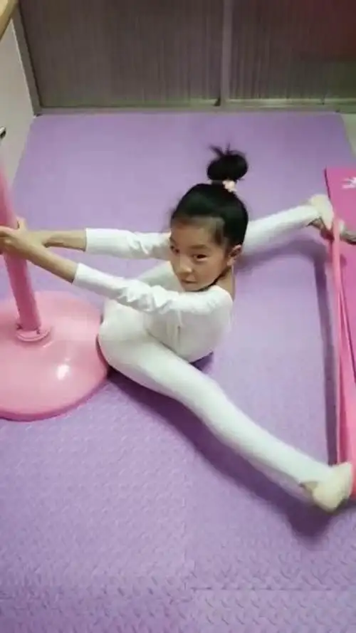 学舞蹈的小女孩,将基本功练到这种程度,当妈的不心疼吗_腾讯视频