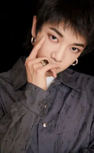 华晨宇冷峻帅气写真图片