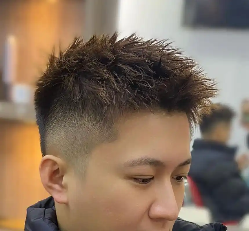 男生短发推荐:钢夹摩根烫 长度5厘米,随意抓点造型品就出门的发型