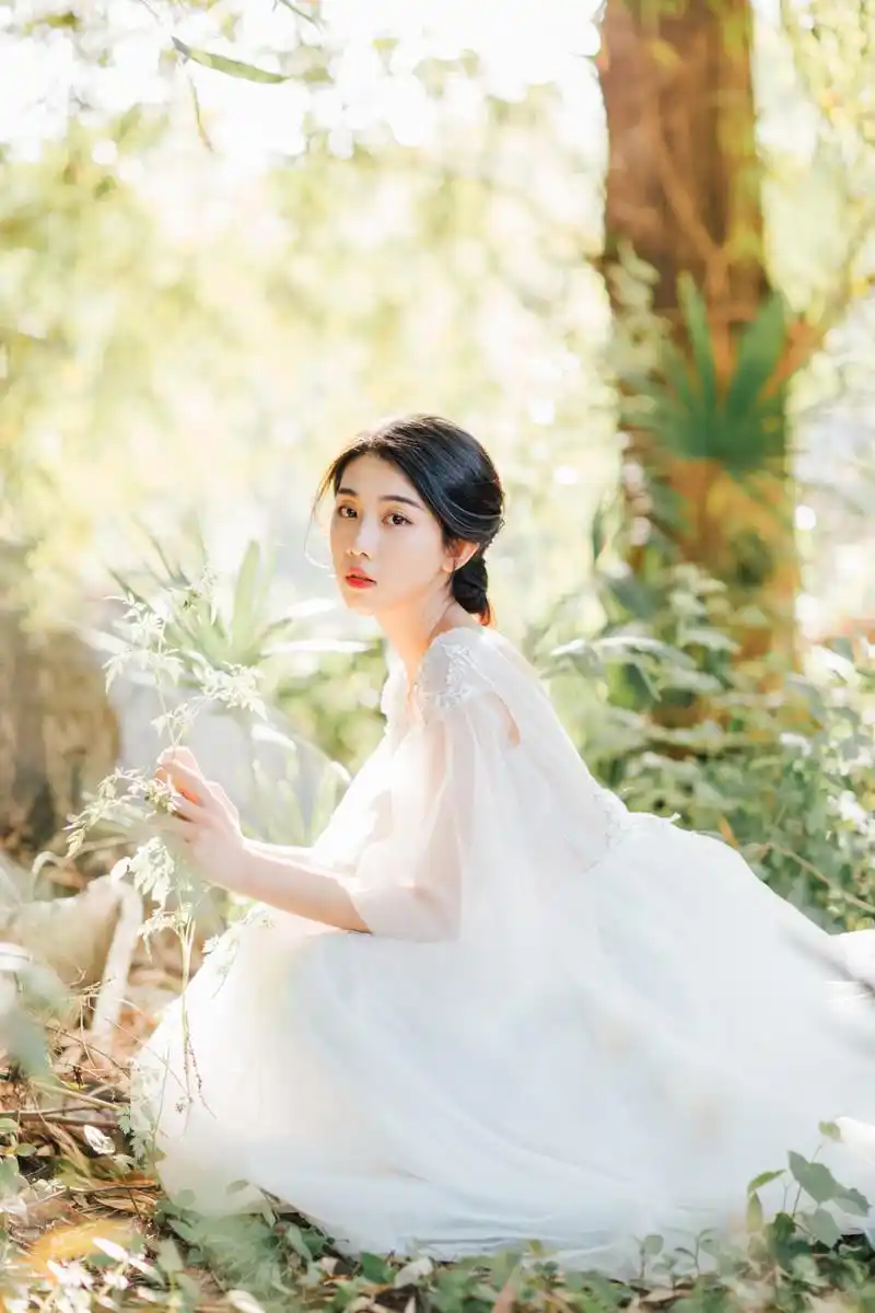 婚纱美女清新唯美户外写真图片