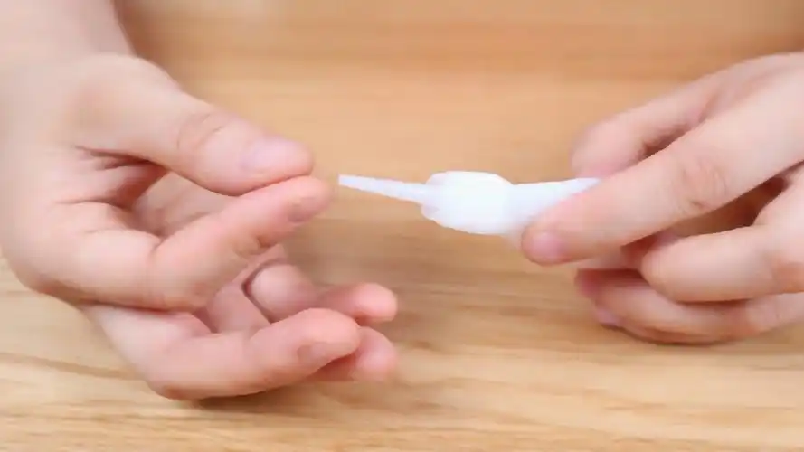 手上沾了502难去除别硬扯教你一招胶水快速融化